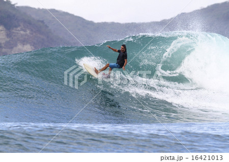 Surfing a wave Surfing a wave 16421013