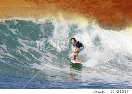Surfing a wave 16421017