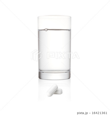 薬と水の入ったコップ 薬と水の入ったコップ 16421361