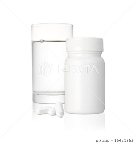 薬と水の入ったコップ 薬と水の入ったコップ 16421362