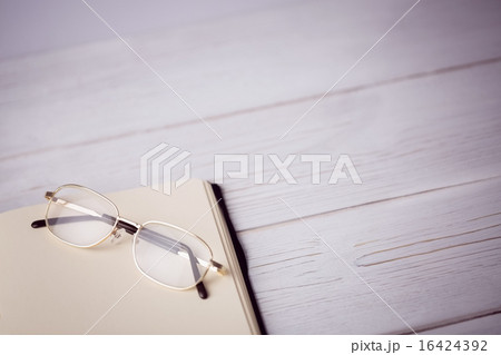 Empty notepad with reading glasses 16424392
