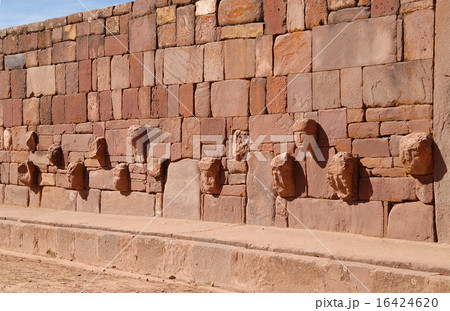 ボリビア　ティワナク遺跡　顔の彫刻 16424620