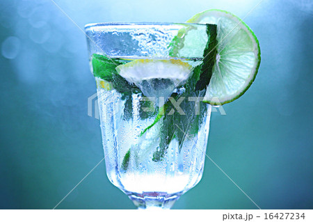 homemade lemonade lemon mint ice in a glass homemade lemonade lemon mint ice in a glass 16427234