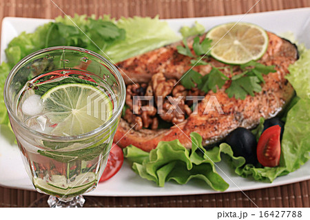 grilled salmon with salad and nuts 16427788
