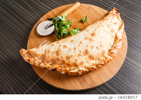 calzone pizza 16428057