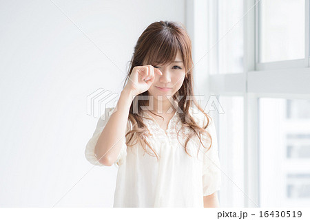 目が痒い若い女性・泣く女性 目が痒い若い女性・泣く女性 16430519