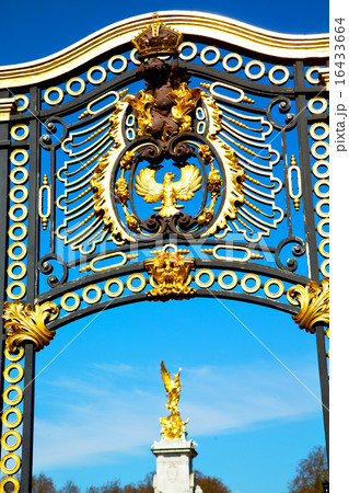 in london england  old metal gate  royal palace 16433664