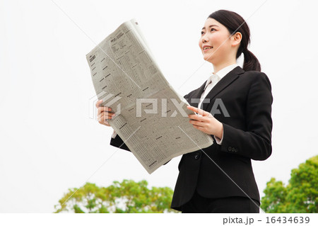 新聞を読むビジネス女性 新聞を読むビジネス女性 16434639
