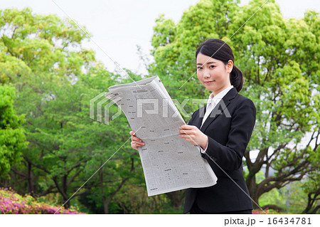新聞を読むビジネス女性 新聞を読むビジネス女性 16434781
