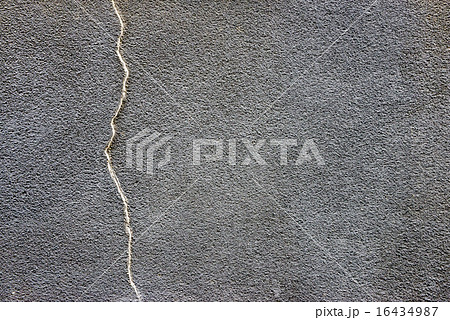 亀裂の入った壁面 16434987