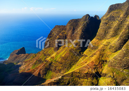 Aerial view of spectacular Na Pali coast, Kauai 16435083