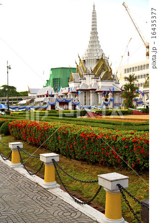 gold    temple   in   bangkok  thailand chain 16435377