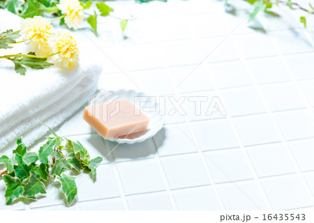 バスイメージ（タイル、石鹸、タオル、花、アイビー） 16435543
