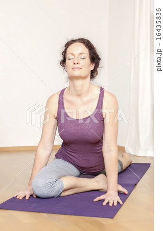 yoga woman 16435836