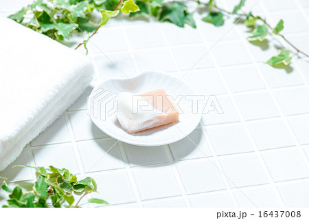 バスイメージ(タイル、石鹸、シェル形ソープディッシュ、タオル、アイビー) バスイメージ(タイル、石鹸、シェル形ソープディッシュ、タオル、アイビー) 16437008