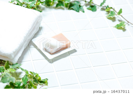 バスイメージ（タイル、石鹸、陶器製ソープディッシュ、タオル、アイビー） 16437011