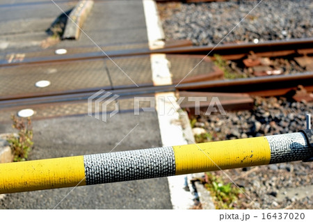 踏切で電車通過待ち 16437020