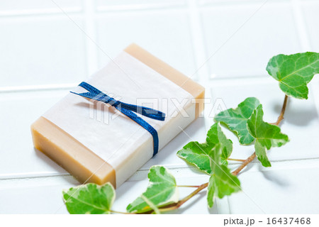 タイルの上に石けん 16437468