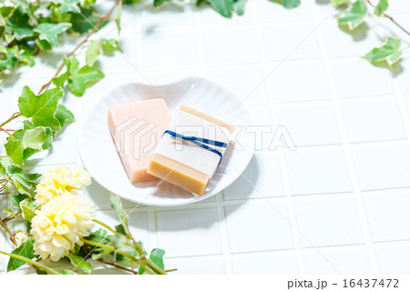 美容イメージ(シェル形ソープディッシュ、石鹸、アイビー、花) 美容イメージ(シェル形ソープディッシュ、石鹸、アイビー、花) 16437472