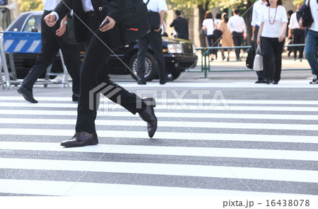 都会の雑踏の中を歩くビジネスマンイメージの画像 都会の雑踏の中を歩くビジネスマンイメージの画像 16438078