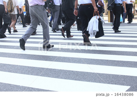 都会の雑踏の中を歩くビジネスマンイメージの画像の写真素材