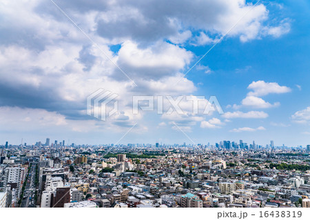 大空と住宅街と高層ビル群【迫る雨雲】 大空と住宅街と高層ビル群【迫る雨雲】 16438319