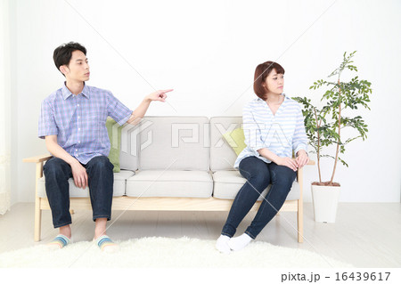 ケンカする若いカップル 16439617