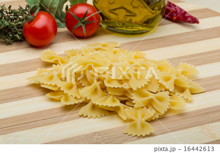 Raw farfalle 16442613