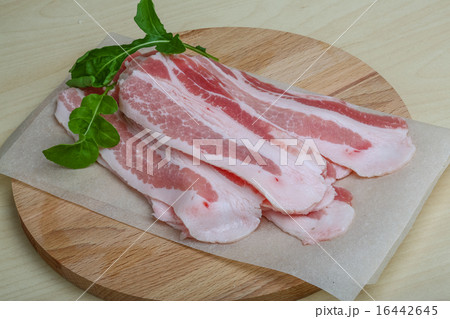 Raw bacon 16442645