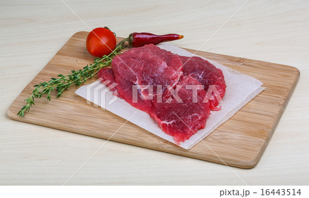 Raw beef 16443514