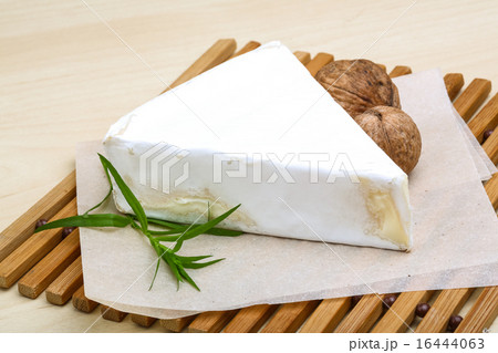 Brie cheese 16444063