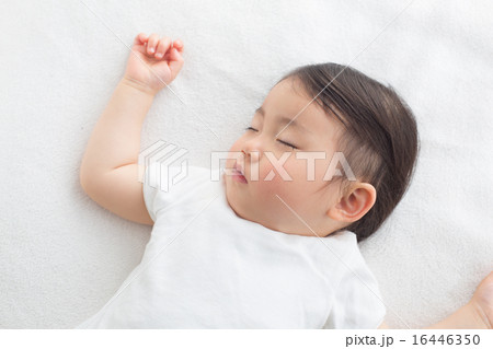 お昼寝する赤ちゃん お昼寝する赤ちゃん 16446350