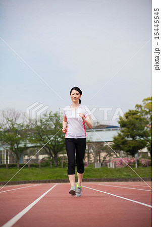 競技場で走る若い女性 16446645