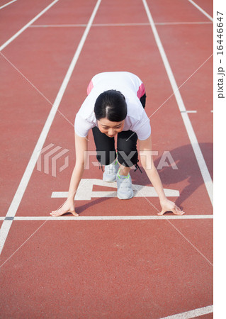 短距離走をスタートする女性 16446647