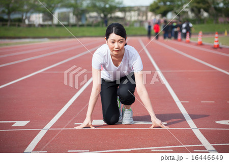 短距離走をスタートする女性 16446649