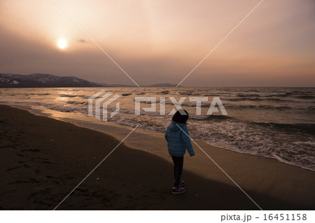海と子どものシルエット(散歩) 海と子どものシルエット(散歩) 16451158