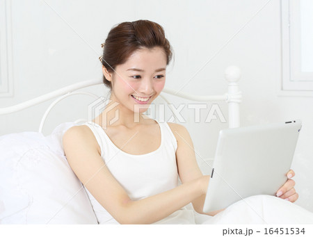 タブレットでネットをする女の子 タブレットでネットをする女の子 16451534