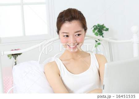 タブレットでネットをする女の子 タブレットでネットをする女の子 16451535