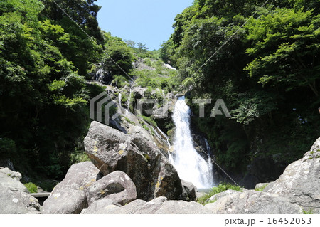 滝と岩の写真 16452053