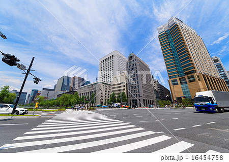 青空が広がる皇居前の高層ビル街と横断歩道の写真素材