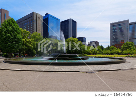 日比谷公園の大噴水と周囲の高層ビル群 16454760