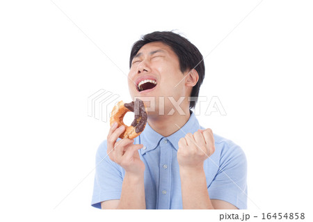 ドーナツ　食べる　お菓子　笑顔　男性　 16454858