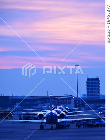 空港に停泊している飛行機のイメージ 夕景 空港に停泊している飛行機のイメージ 夕景 16455377