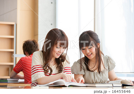 大学の図書館で学ぶ女子大生 16455646