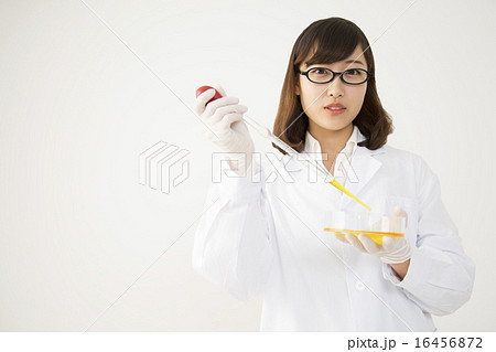 ピペットを持つ女性化学者 16456872