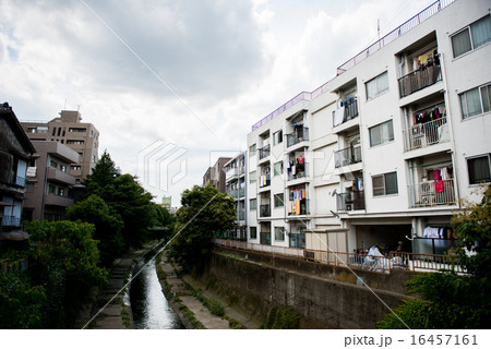 川沿いのマンションの写真素材