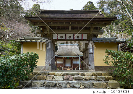 寂光院の山門から本堂を望む 16457353