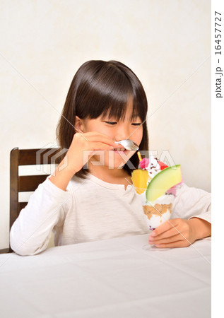 パフェを食べる女の子 パフェを食べる女の子 16457727