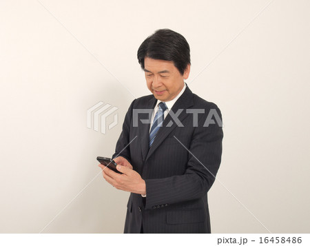 スマートフォンを見るシニアビジネスマン 16458486