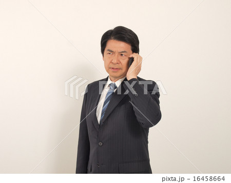スマートフォンで電話するシニアビジネスマン 16458664